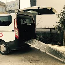 Kleinbus mit Rollstuhlrampe mieten