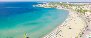 Çeşme Altınkum Plajı altın sarısı kumlar ve beach club alanları