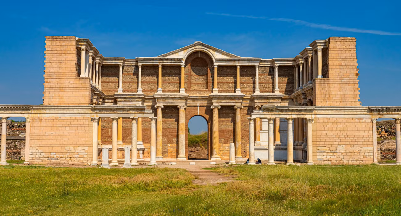 Sardes Gymnasium ve Mermer Cadde Manzarası
