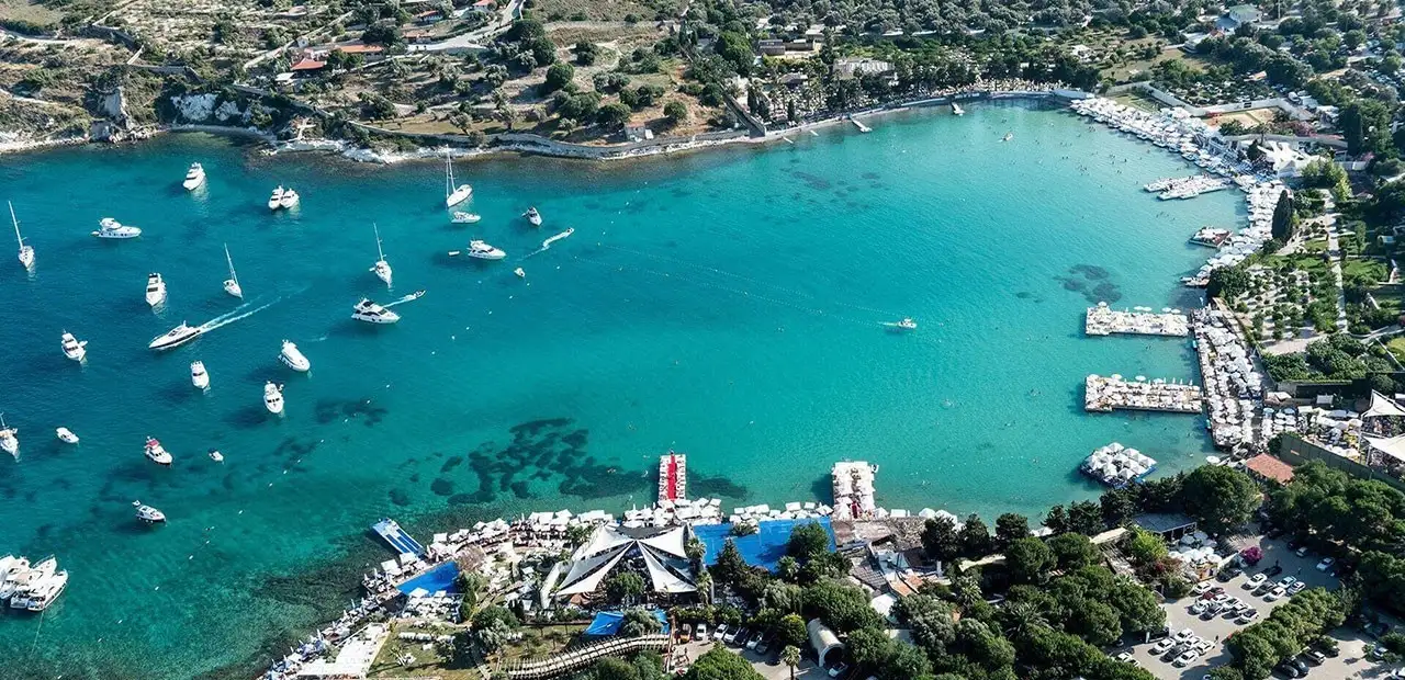 Çeşme Aya Yorgi Koyu lüks beach clublar ve turkuaz deniz