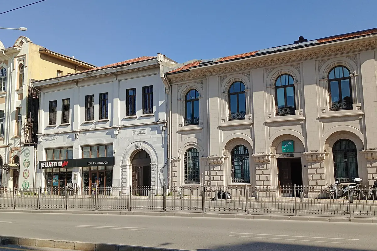 Afyon Hanı'nın tarihi taş cephesi ve kemerli pencereleri, Afyonkarahisar şehir merkezi