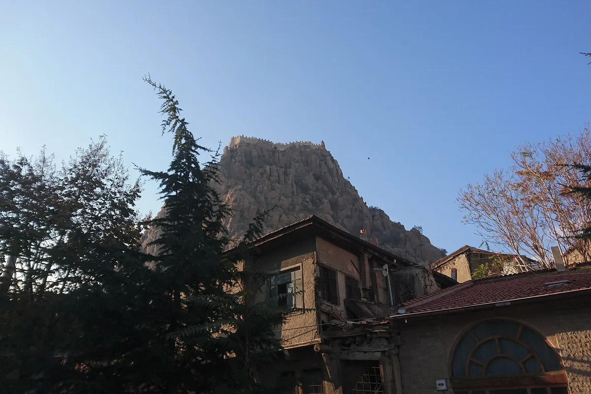 Afyonkarahisar Kalesi'nin yükseldiği kayalık tepe ve eteğindeki yerleşim