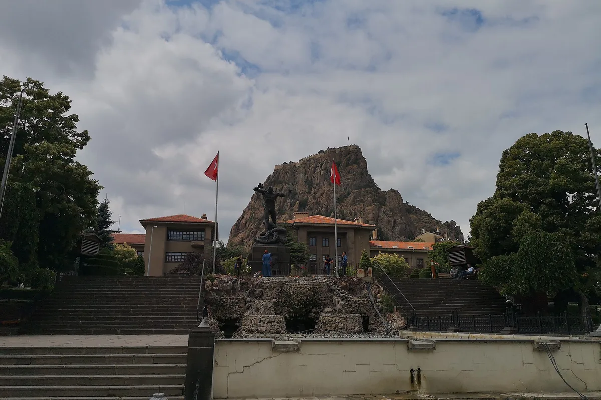 Zafer Anıtı heykeli ve arkasında Afyonkarahisar Kalesi'nin yükseldiği kayalık tepe