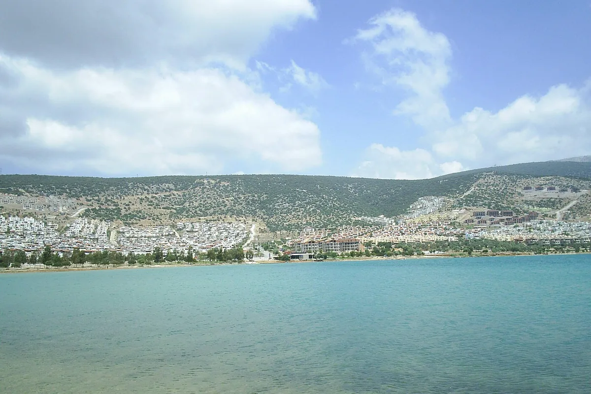 Akbük koyu ve yamaca yayılan yazlık yerleşim