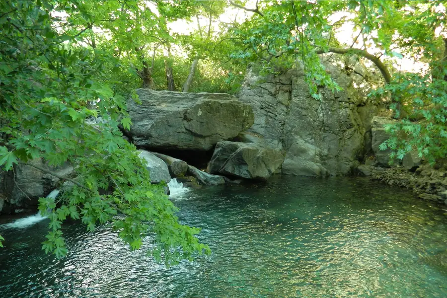 Kazdağı Milli Parkı'nda kayalar arasında berrak turkuaz bir gölet