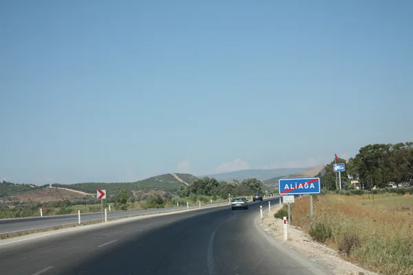 Aliağa ilçe girişindeki yön tabelası