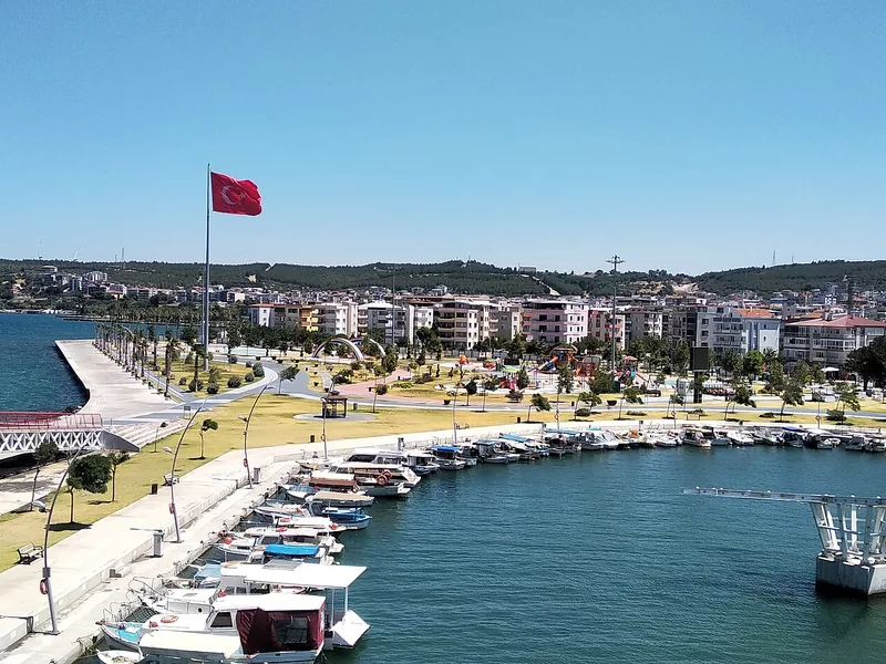 Aliağa kıyısında marina ve tekneler