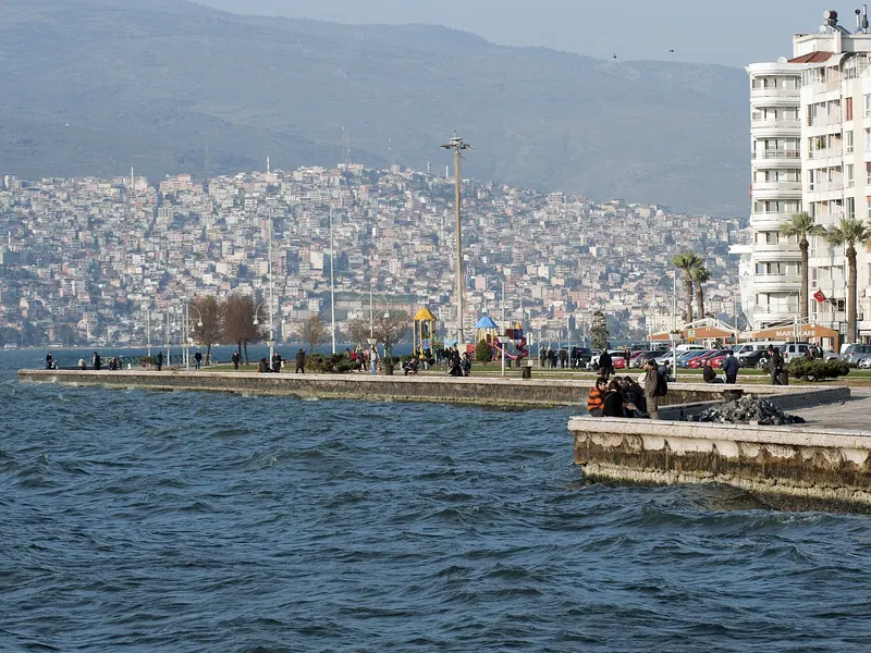Alsancak Kordon'da sahil bandı ve arkadaki İzmir yamaçları