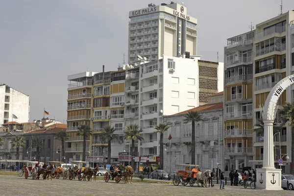 Alsancak Kordon'da tarihi yapılar ve fayton sırası
