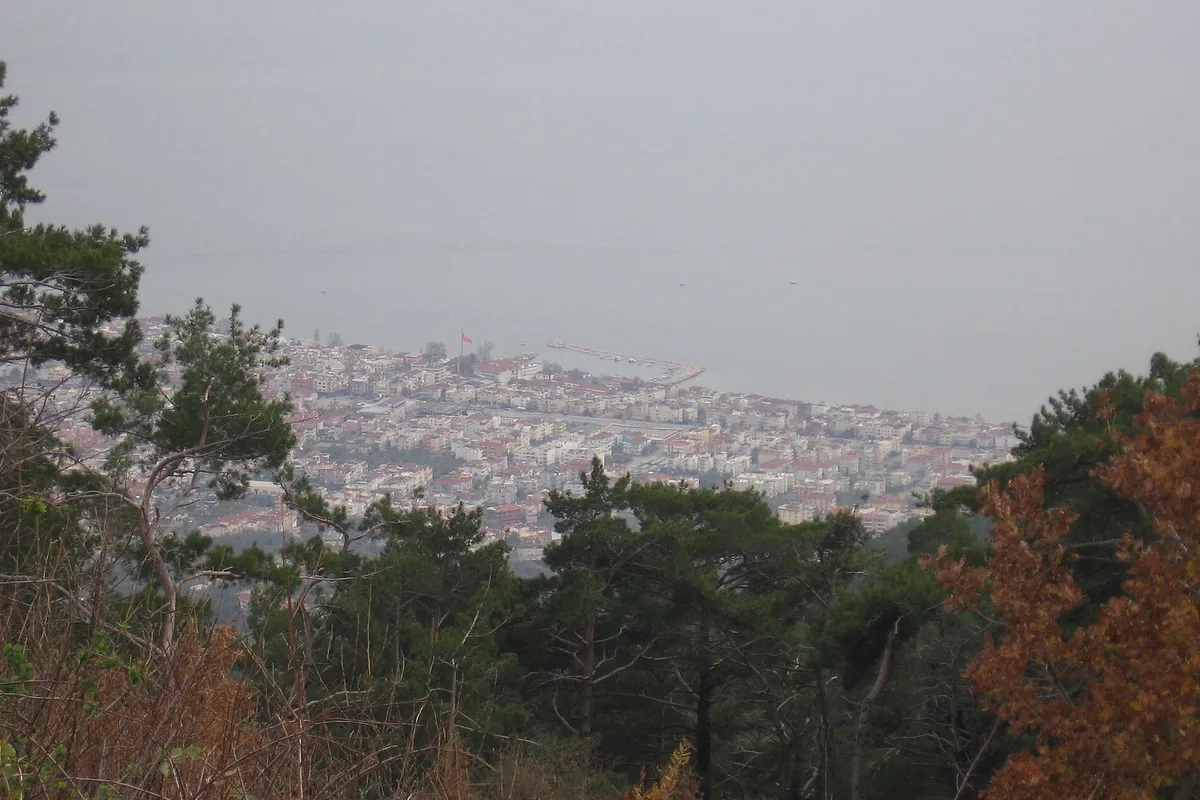 Altınoluk'u yukarıdan gösteren, liman ve yerleşim dokusuyla manzara