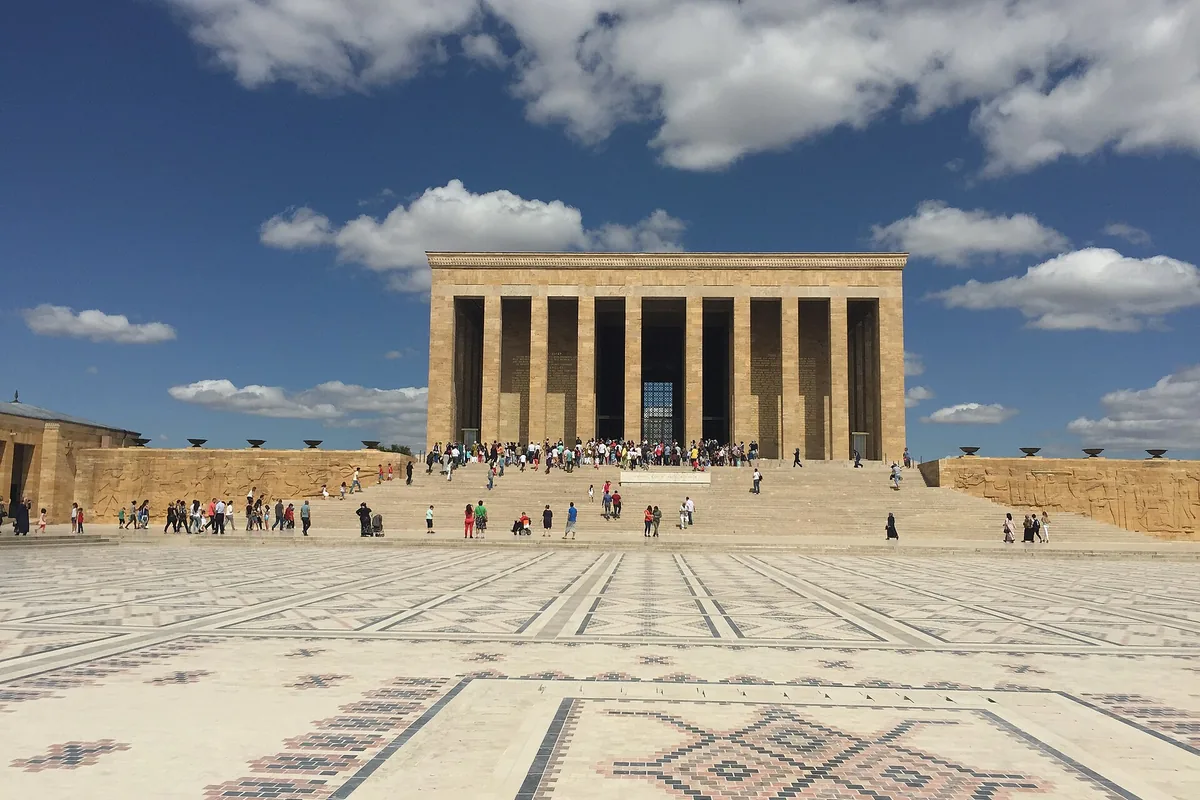 Anıtkabir'in sütunlu cephesi ve giriş merdivenleri