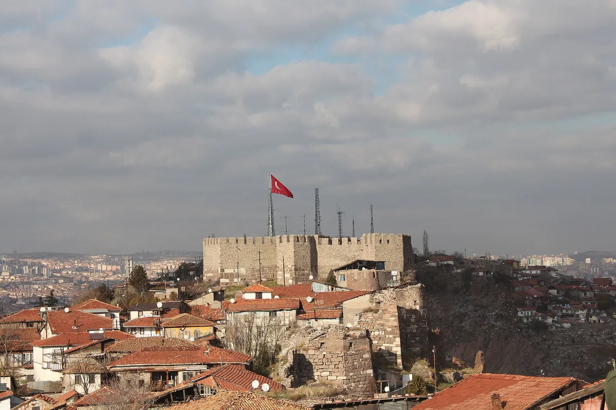 Ankara Kalesi'nin sur duvarları ve altındaki eski kent dokusu