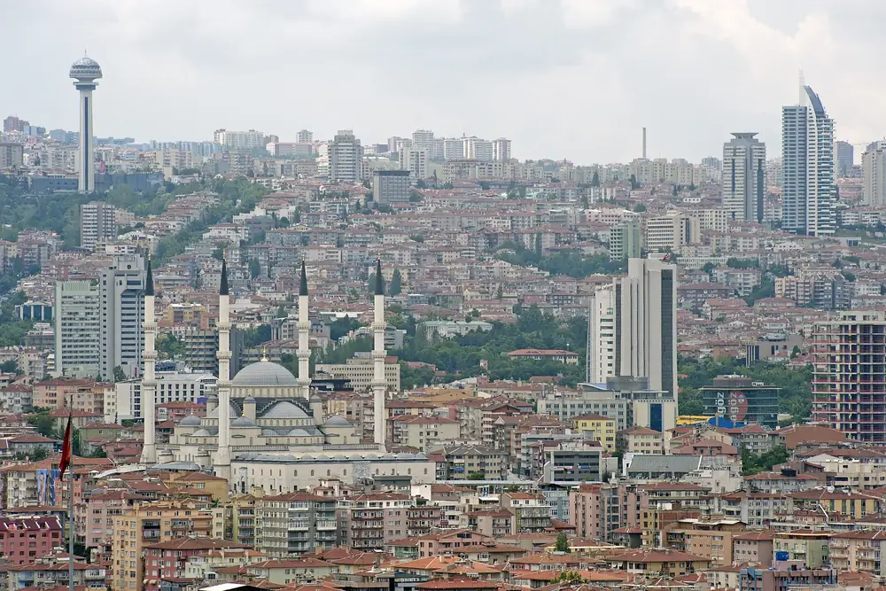 Şark Kalesi'nden Kocatepe Camii ve Atakule kulesini gösteren Ankara manzarası