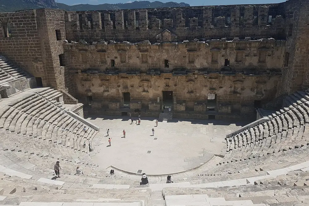Aspendos Antik Tiyatrosu'nun günümüze en sağlam ulaşan Roma tiyatrolarından biri olan oturma sıraları ve sahne binası
