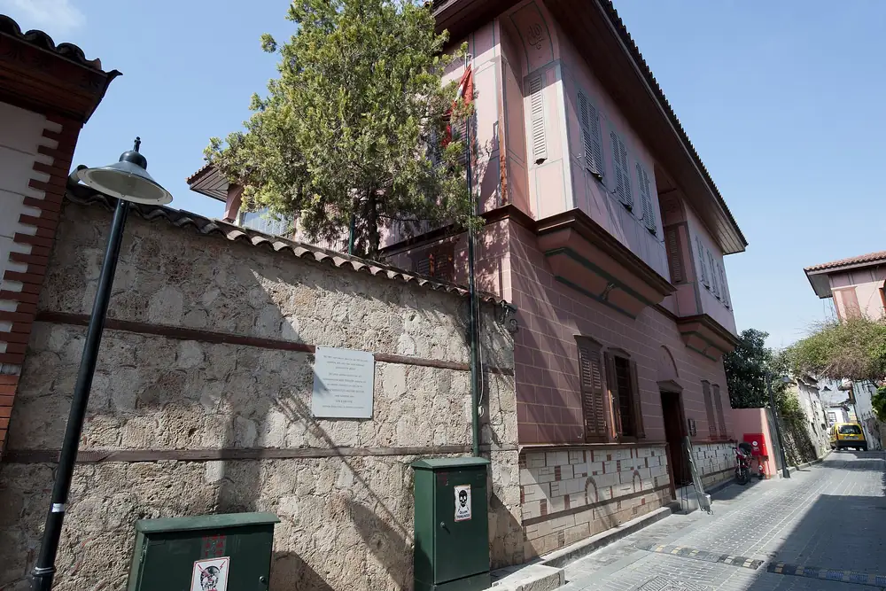 Kaleiçi'nde pembe cepheli tarihi bir Osmanlı konağı ve taş döşeli sokak
