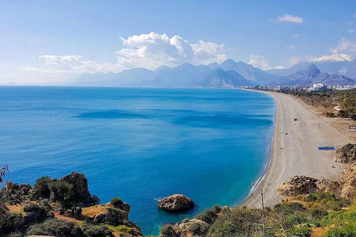 Falezlerden Konyaaltı Plajı'na ve Akdeniz'e bakan geniş açılı kıyı manzarası
