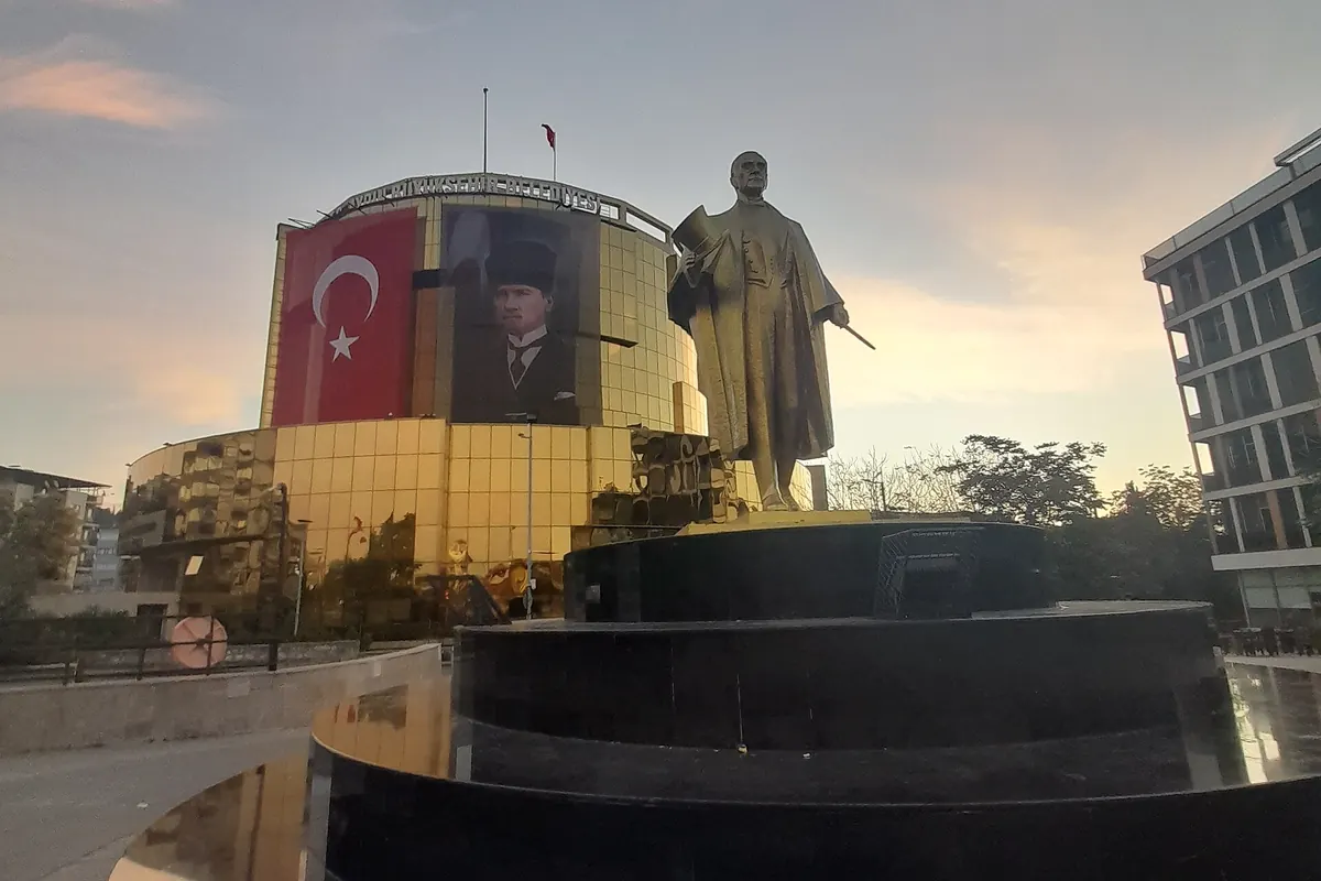 Aydın Büyükşehir Belediyesi binası ve önündeki Atatürk heykeli, Efeler