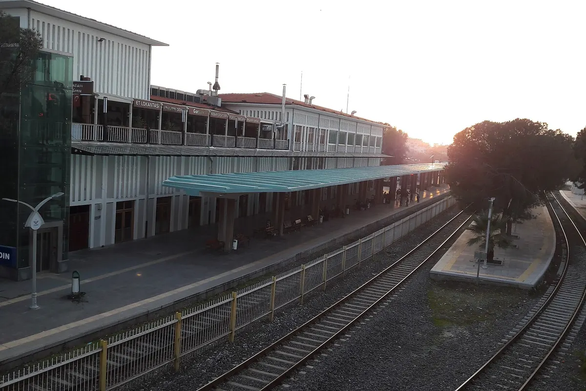 Aydın tren garı ve platformları gün batımında, Efeler Aydın