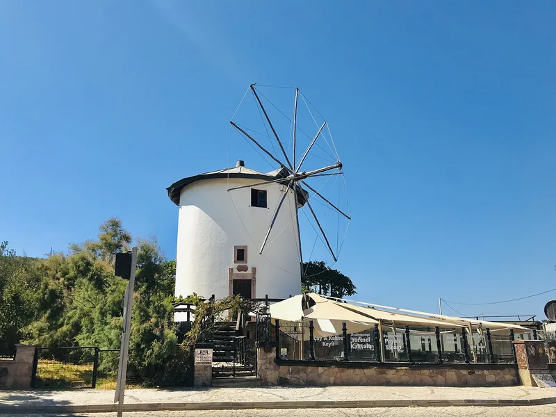 Cunda Adası'nda tarihi yel değirmeni