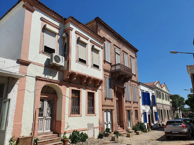 Cunda'da mübadele dönemi taş evleri ve dar sokak