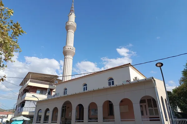 Bademli köy merkezinde cami ve köy meydanı