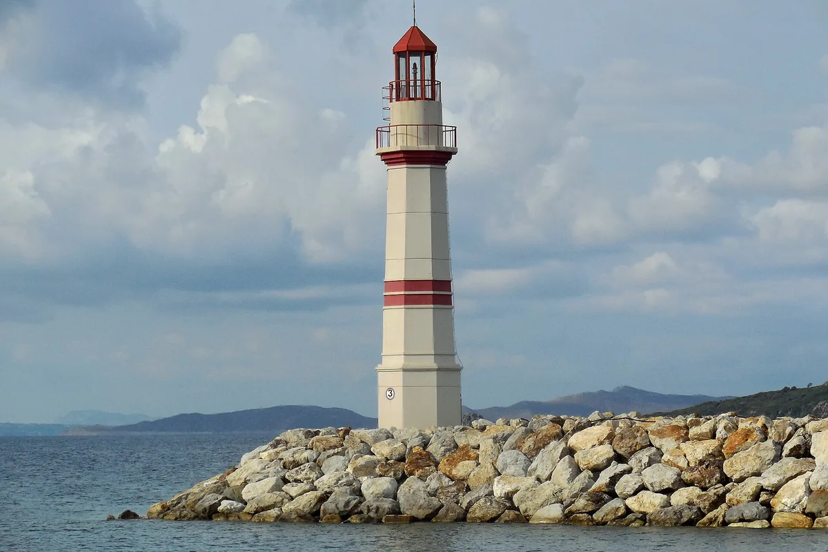 Turgutreis limanı girişinde kırmızı-beyaz deniz feneri