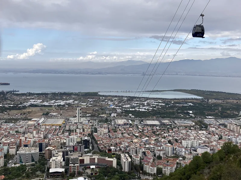 Balçova teleferiği ve altındaki körfez manzarası