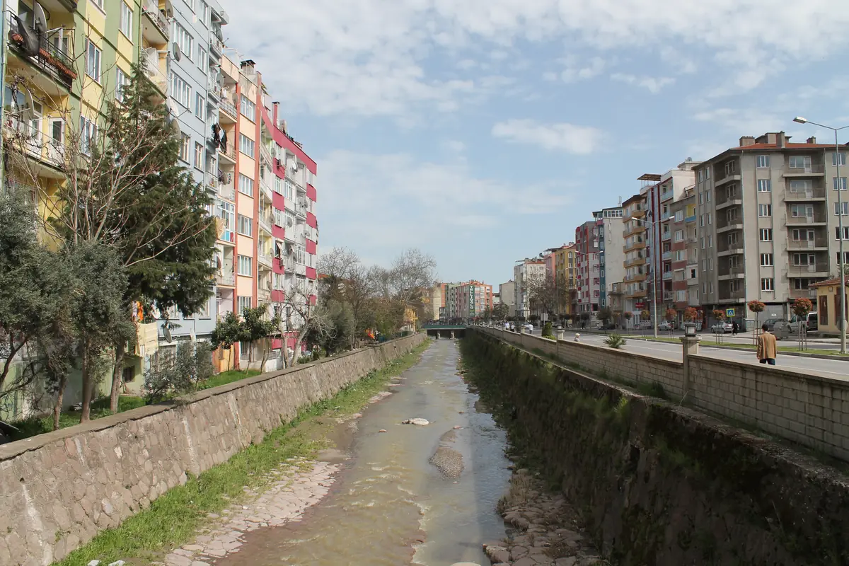 Balıkesir şehir merkezinden geçen Çay Deresi ve iki yanındaki yerleşim