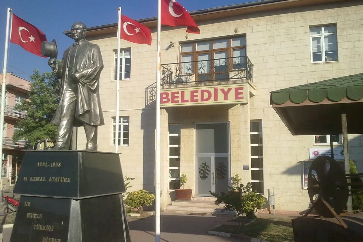 Balya Belediyesi binası ve önündeki Atatürk heykeli