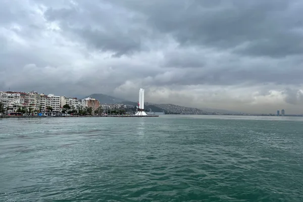 Bayraklı kıyı hattı ve körfez