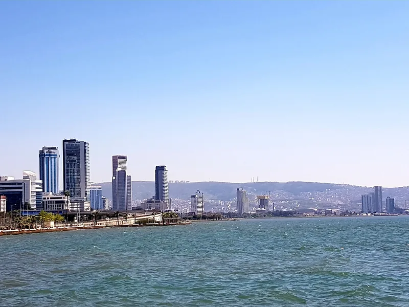 Bayraklı ve İzmir körfezinin gökdelenli silueti