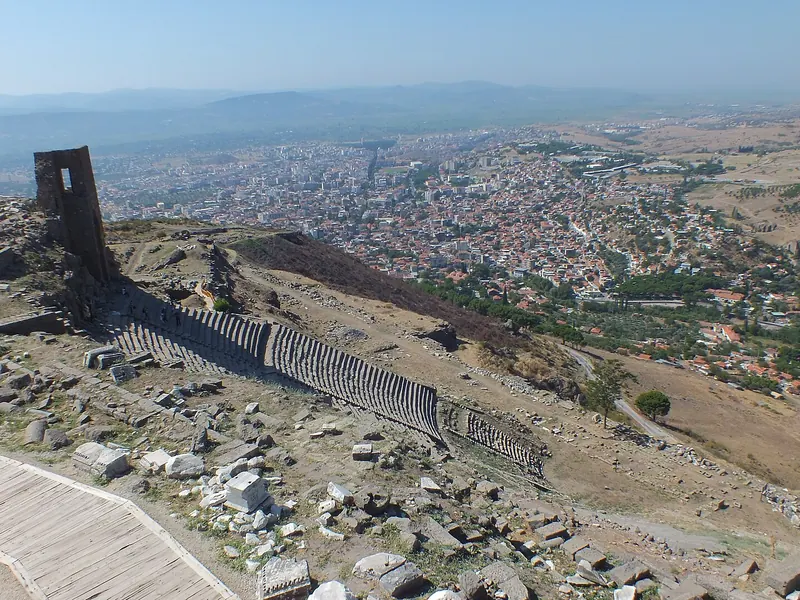 Pergamon Akropolü'nden aşağıda uzanan Bergama şehri ve ova
