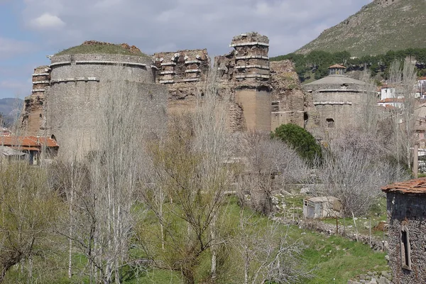 Kızıl Avlu'nun yuvarlak kuleleri ve tuğla duvarları