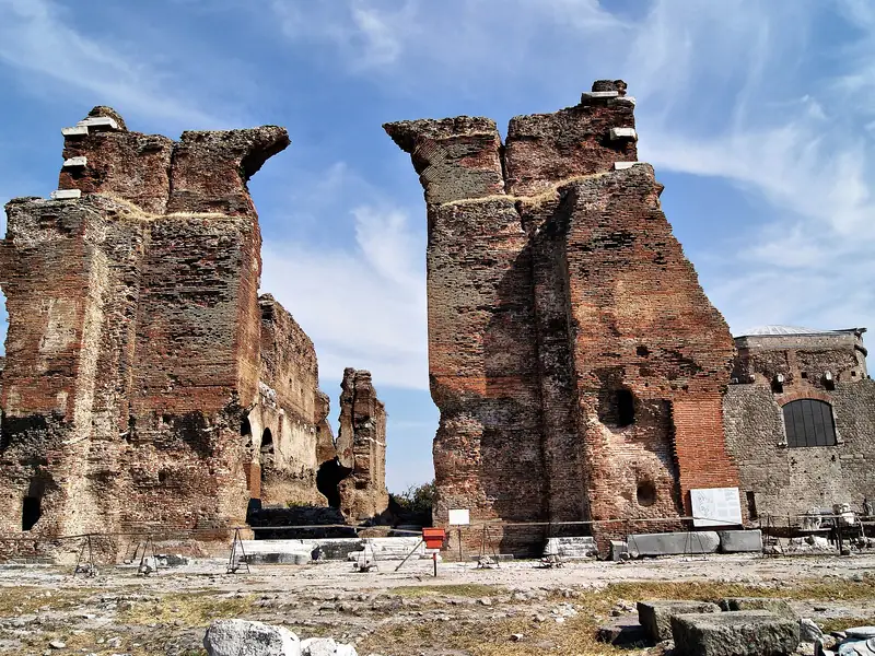 Bergama'da Kızıl Avlu'nun kırmızı tuğla duvarları