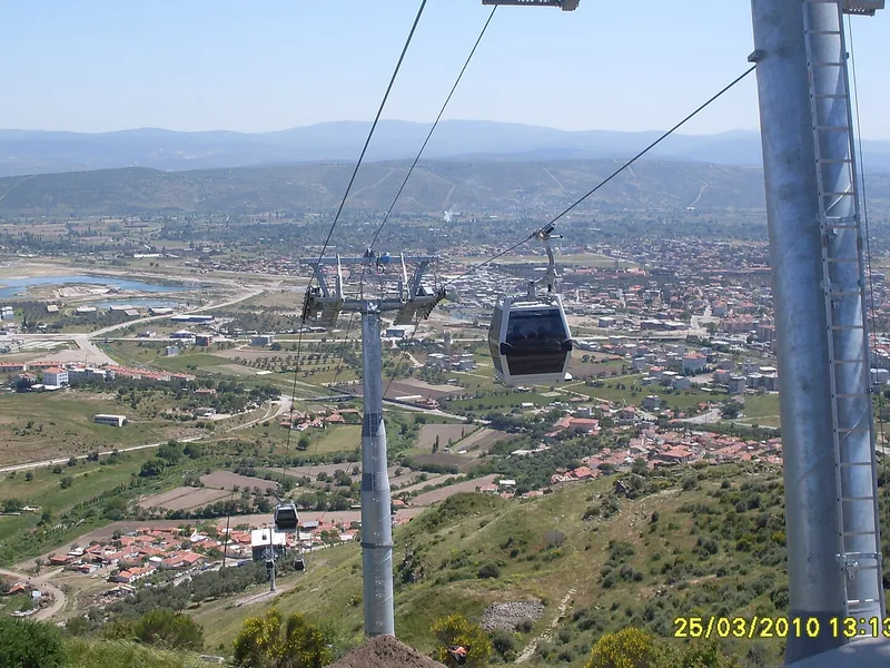 Bergama teleferiği ve altında uzanan şehir manzarası