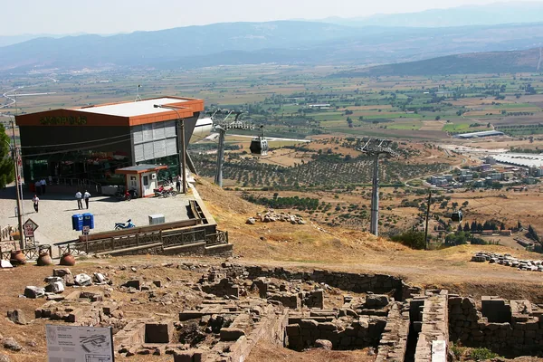 Bergama teleferiğinin üst istasyonu ve antik kent girişi