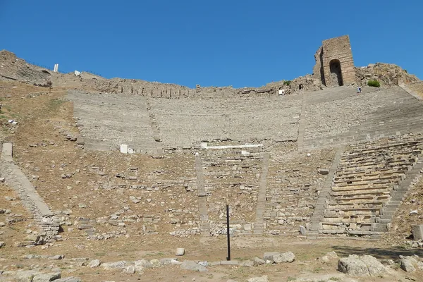Pergamon Akropolü'ndeki dik antik tiyatronun basamakları