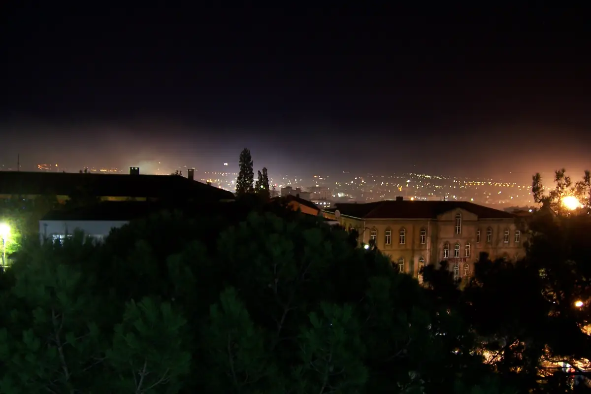 Balıkesir'den gece manzarası, ışıklı bina ve çam ağaçları