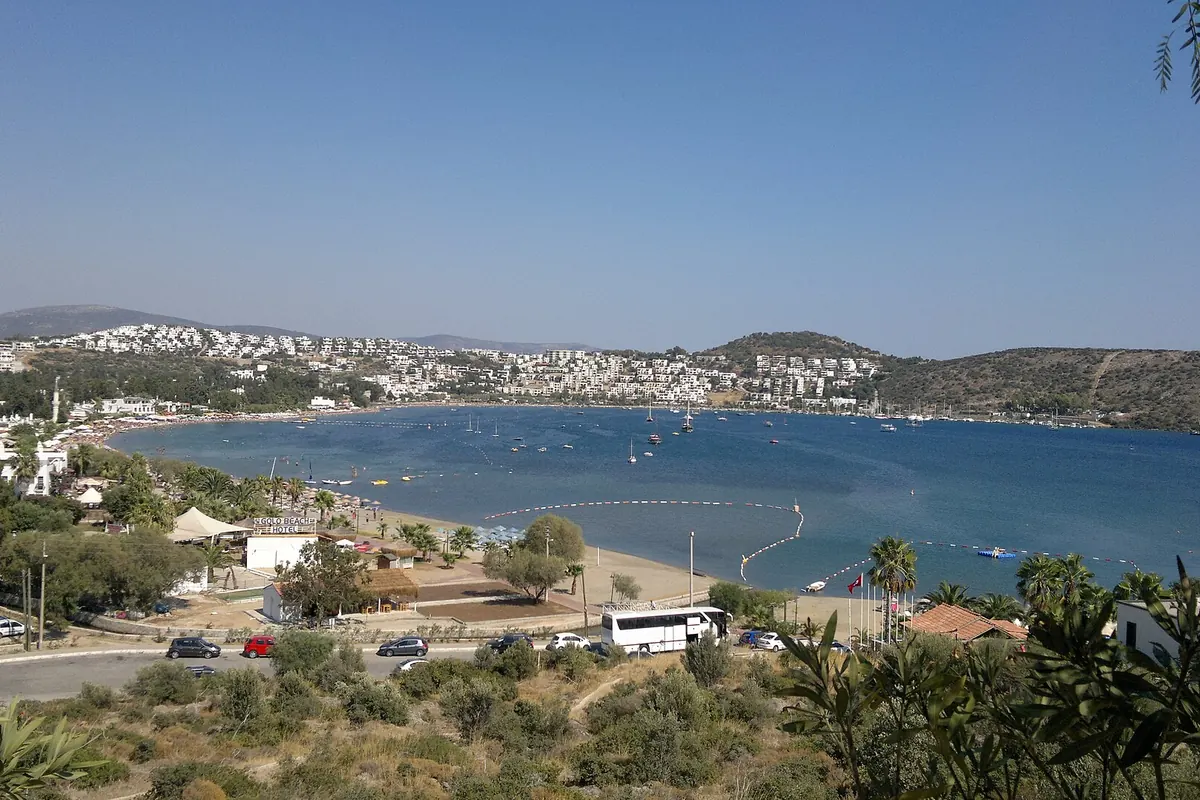 Bitez Koyu'nun tepeden panoramik görünümü; sahil şeridi ve arka planda tepeler