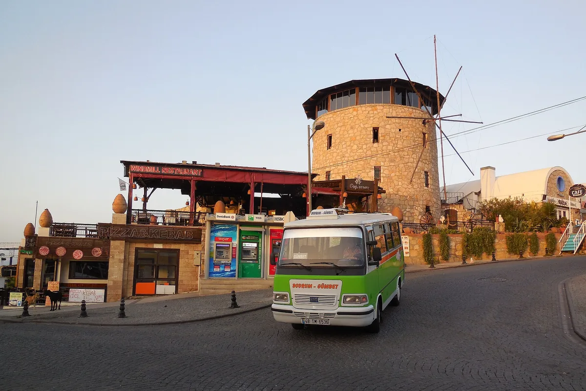 Bitez'de eski taş yel değirmeni, günümüzde kafe olarak kullanılıyor