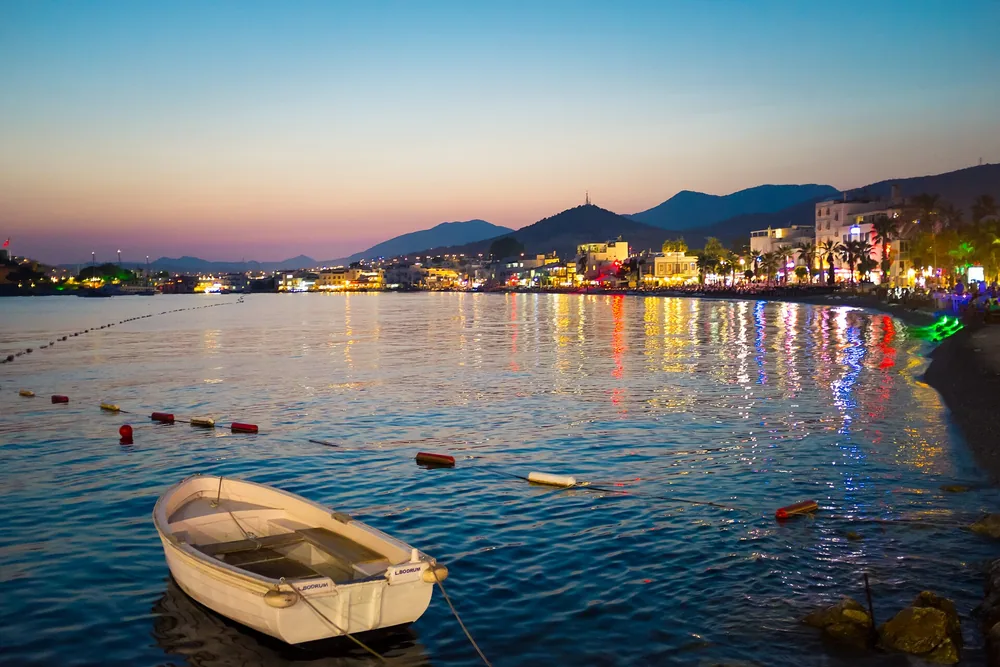 Bodrum'da renkli badanalı evlerin sıralandığı bir sokak