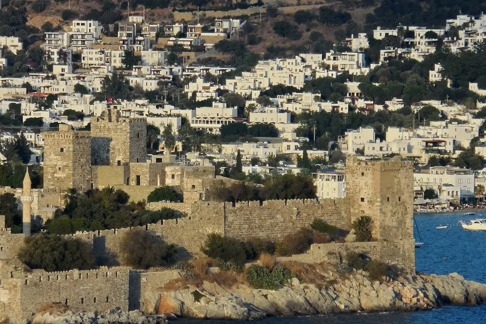 Bodrum Kalesi'nin taş surları, önünde demirli tekneler