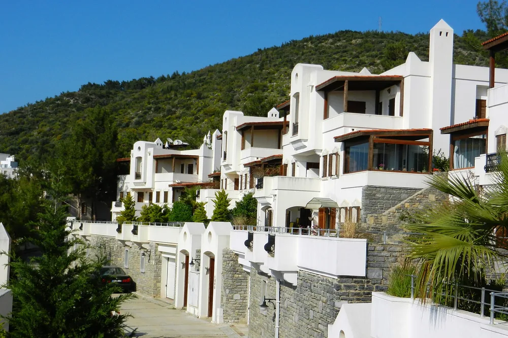 Bodrum'da yamaca kurulmuş beyaz villalar