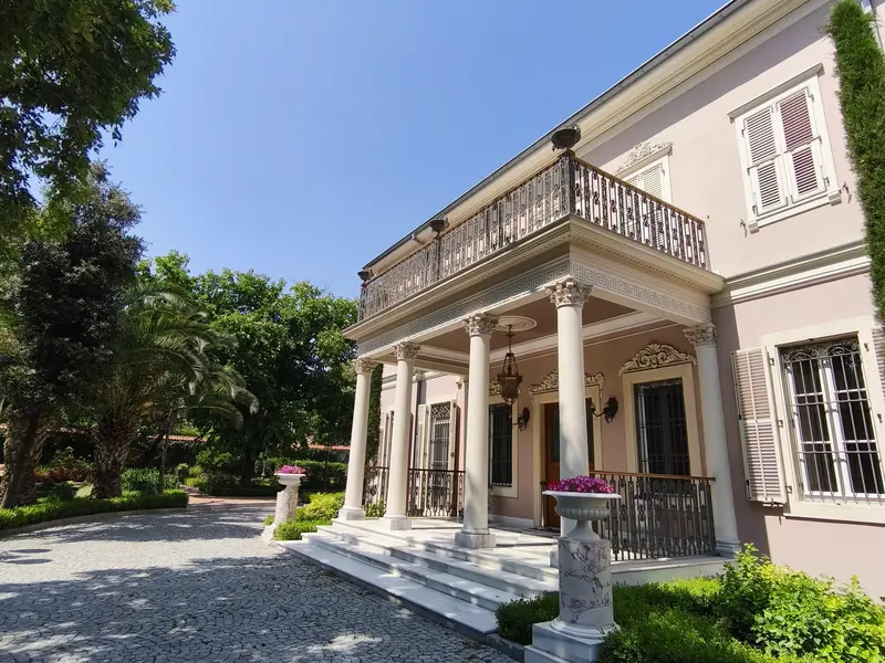 Bornova Mattheys Köşkü cephesi ve sütunlu girişi