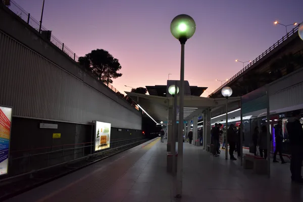 Bornova metro istasyonu akşam saatlerinde