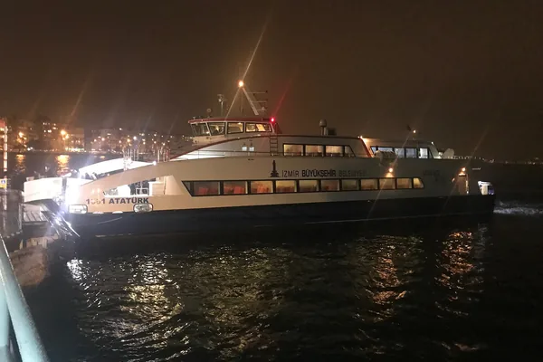 Bostanlı vapur iskelesi ve önündeki meydan