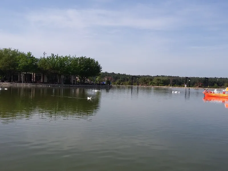 Buca Gölet kıyısı ve yürüyüş yolu