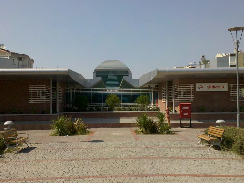 Şirinyer İZBAN istasyonu ve önündeki meydan