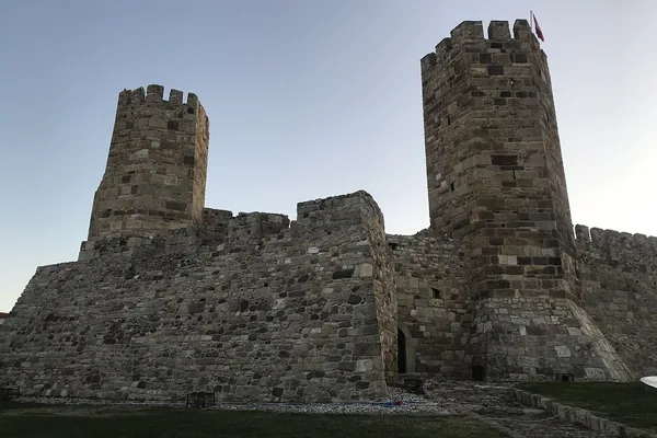 Çandarlı Ceneviz Kalesi'nin taş burçları