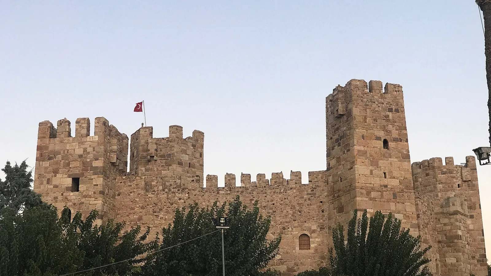 Çandarlı Kalesi'nin deniz kıyısındaki surları